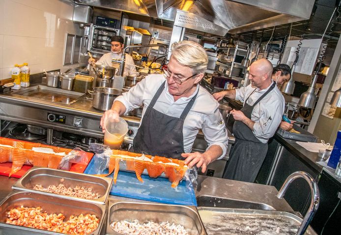 Hans Verhoeven van restaurant Kok Verhoeven in Tilburg is een van de ondernemers die diners aan AH XL levert.