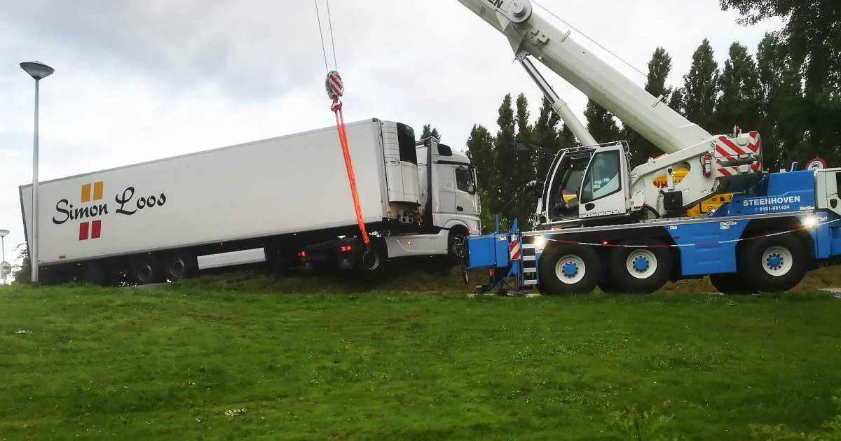 Chauffeur rijdt zich in Geervliet klem in gebied dat verboden is voor vrachtverkeer