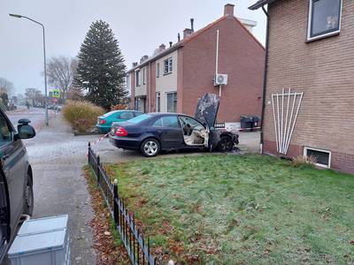 Autobrand Wezep: buurman in boxershort weet zijn eigen wagen nog te redden. ‘Gelukkig sliepen we nog