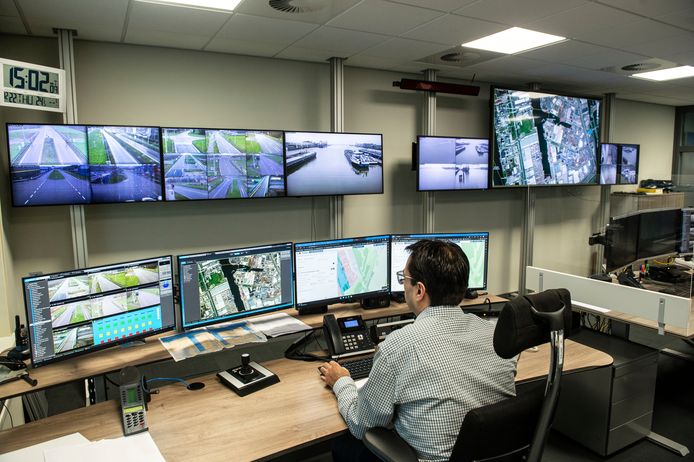 Een medewerker van het Havenbedrijf Moerdijk houdt het industrieterrein goed in de gaten.