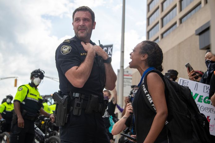 De politie zette in Atlanta pepperspray in, waar zowel demonstranten als agenten door bedwelmd raakten. (29/05/2020)