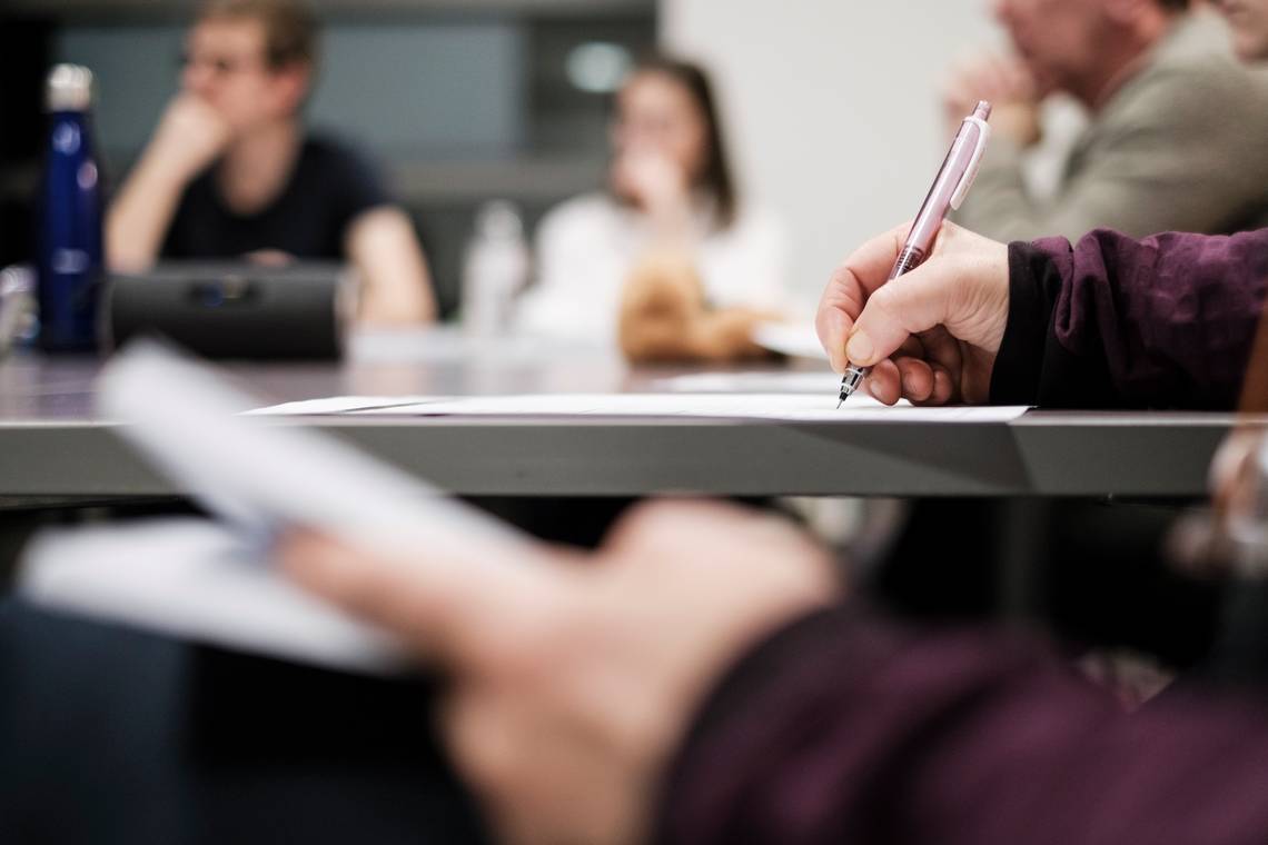 Achter de schermen bij de Zelfmoordlijn: ‘Vlamingen lossen hun problemen liever zelf op en voelen schaamte als dat niet lukt’