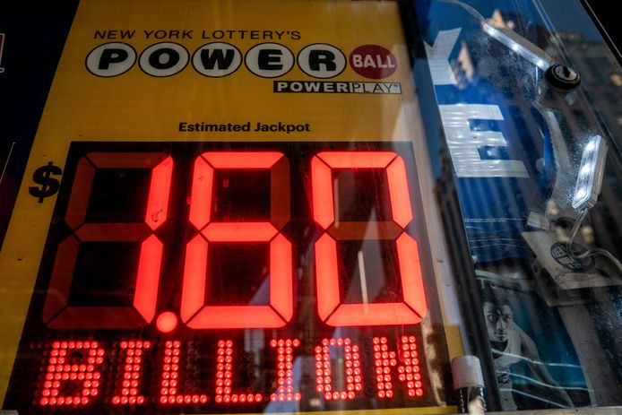Een digitaal bord toont hoe hoog de jackpot van de Powerball is gestegen in New York City.