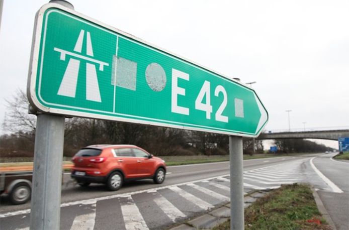 Bij een ongeval tussen een vrachtwagen en een auto deze avond op de autosnelweg E42 in Fleurus is een autobestuurster om het leven gekomen. Archieffoto.
