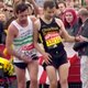 Marathonloper geeft eigen race op om uitgeputte loper over de finish te helpen