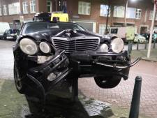 Bestuurder ‘parkeert’ zijn Mercedes op paaltjes in Den Haag