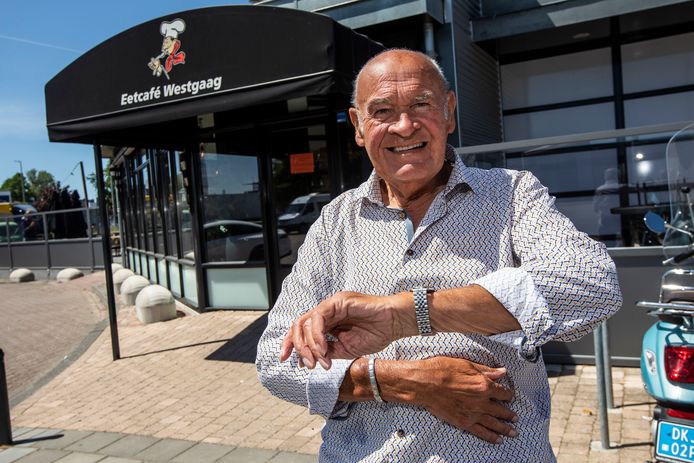 Maasdijker Rien Mostert (83) kan niet wachten tot cafés zoals de Westgaag weer opengaat.