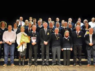 Koninklijke Fanfare huldigt dertig leden: “Twee leden al 70 jaar lid”