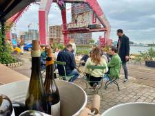 Wijnbar aan het water: op dit pop-upterras kun je zelf barbecueën en daten in een camper