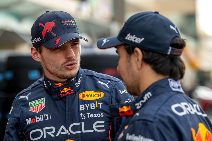 Max Verstappen in gesprek met Sergio Pérez in Abu Dhabi.