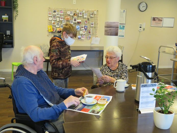 Leerlingen van BuBaO Sint-Idesbald verrasten de bewoners van WZC De Zilverberg met nieuwjaarswensen.