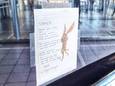 Het briefje op de piano in de hal van Amersfoort Centraal.