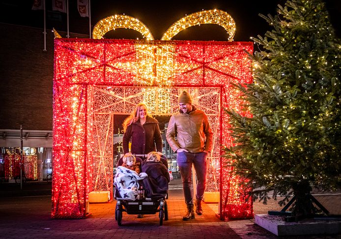 Verlicht cadeau op Achterom in de binnenstad van Dordrecht, afgelopen december.