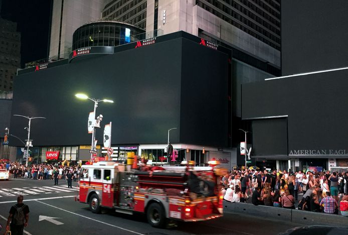 De normaal kleurrijke reclameborden op Times Square werden zwart.