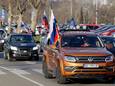 Pro-Russische Serviërs rijden door Belgrado kort na de Russische inval in Oekraïne.