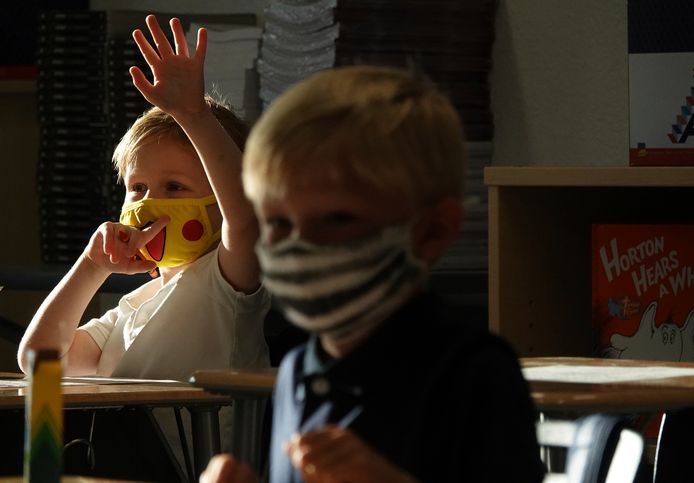 Kinderen dragen een mondmasker in Boca Raton, Florida, tegen de wil van Republikeins gouverneur DeSantis.