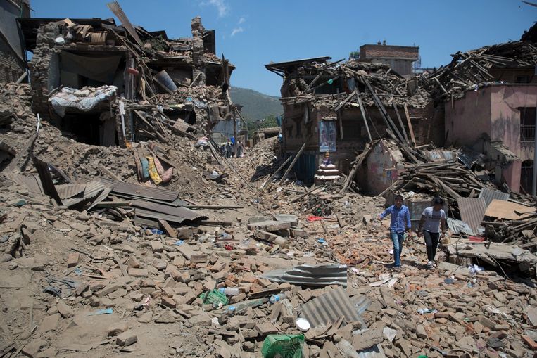 Een Nepalese man loopt over het puin in Sankhu in Nepal. Beeld afp