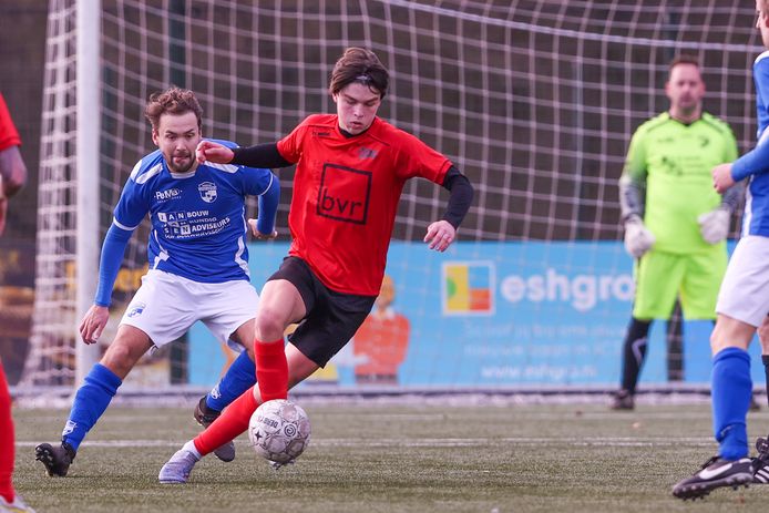 Stef te Veluwe aan de bal voor VDZ in het enerverende duel met SC Westervoort.
