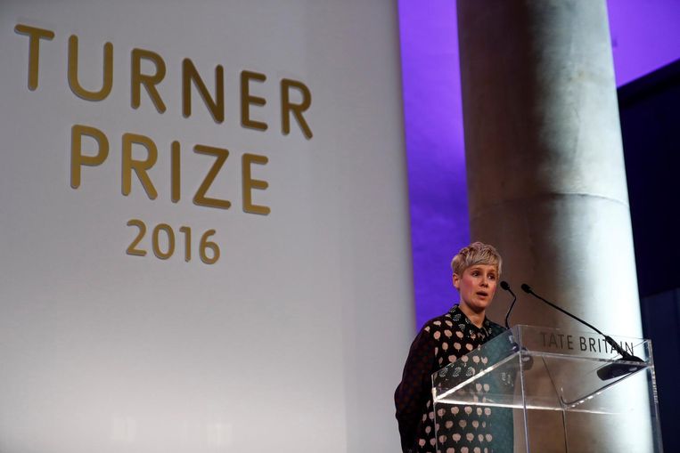Helen Marten neemt de Turner Prize in ontvangst. Beeld reuters