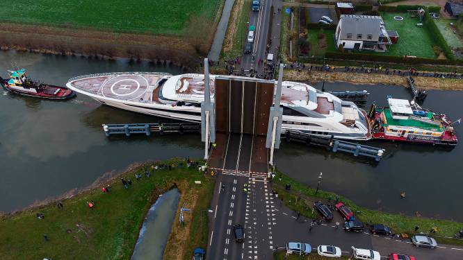 Megaoperatie voorbij: superjacht Galactica van 100 miljoen bereikt Friesland