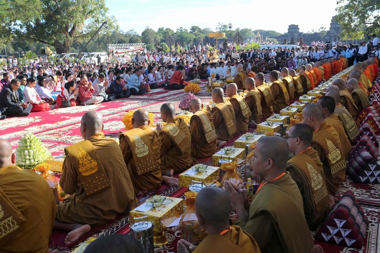 Boeddhistische monniken in gebed bij de historische tempel Angkor Wath, om de 'politieke stabiliteit' te vieren die zou zijn ingetreden nu de oppositie is verboden. Beeld AFP