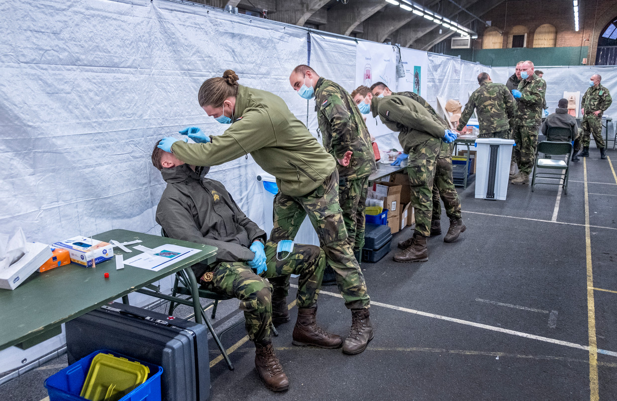 Op de Korporaal van Oudheusdenkazerne in Hilversum krijgen militairen een korte training om ingezet te kunnen worden bij het testen op corona bij  GGD-locaties.  Beeld Raymond Rutting / de Volkskrant
