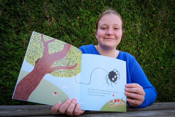 Samina Huyberechts met haar prentenboek ‘De avonturen van Sam’.