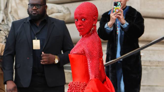 ‘Helse’ outfit van rapper Doja Cat gaat de wereld over: vijf uur stilzitten voor 30.000 kristallen