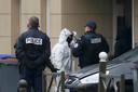 Forensisch experts betreden het pand in Argenteuil na de inval door de politie.