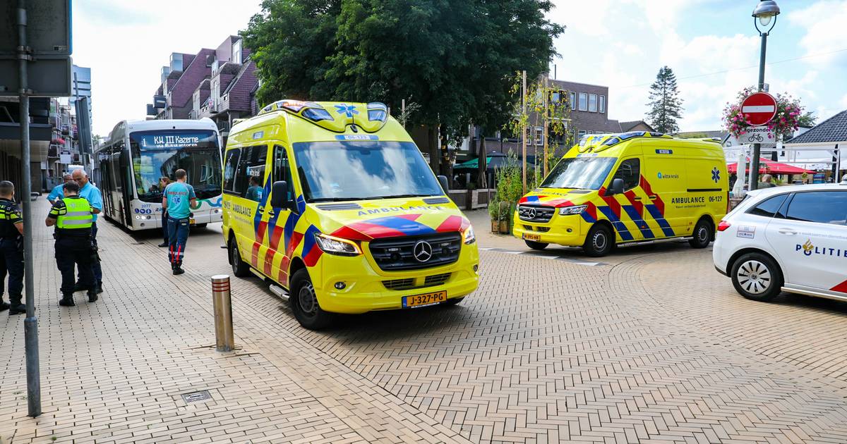 Fietsster gewond na botsing met lijnbus in centrum van Apeldoorn.