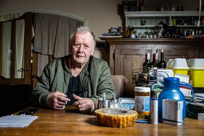 Prop in de mond en strop om de nek, ‘de betonboer’ blijkt niet onbreekbaar: ‘Ik kan waarschijnlijk n