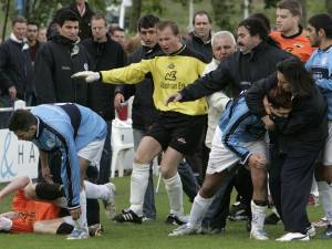 Stelling | Leg een weekend lang het complete voetbal stil. Na zoveel agressie in en om het veld is dit signaal hard nodig 