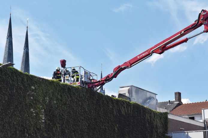 Brandweer in de weer bij de afzuiginstallatie boven de Ribsfactory in Tilburg.