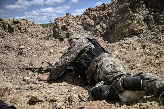 Een Oekraïense soldaat zoekt dekking in Lysytsjansk.