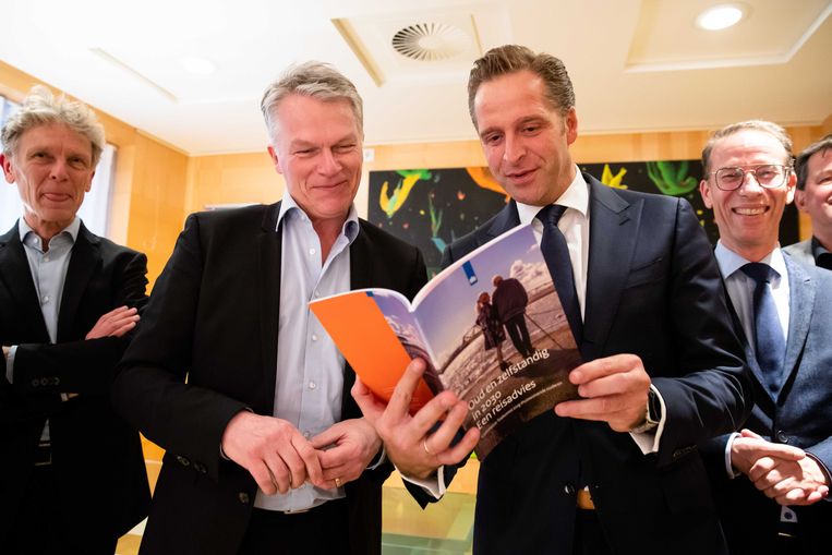 Wouter Bos overhandigde zijn advies woensdag aan minister Hugo de Jonge van volksgezondheid, welzijn en sport. Beeld ANP