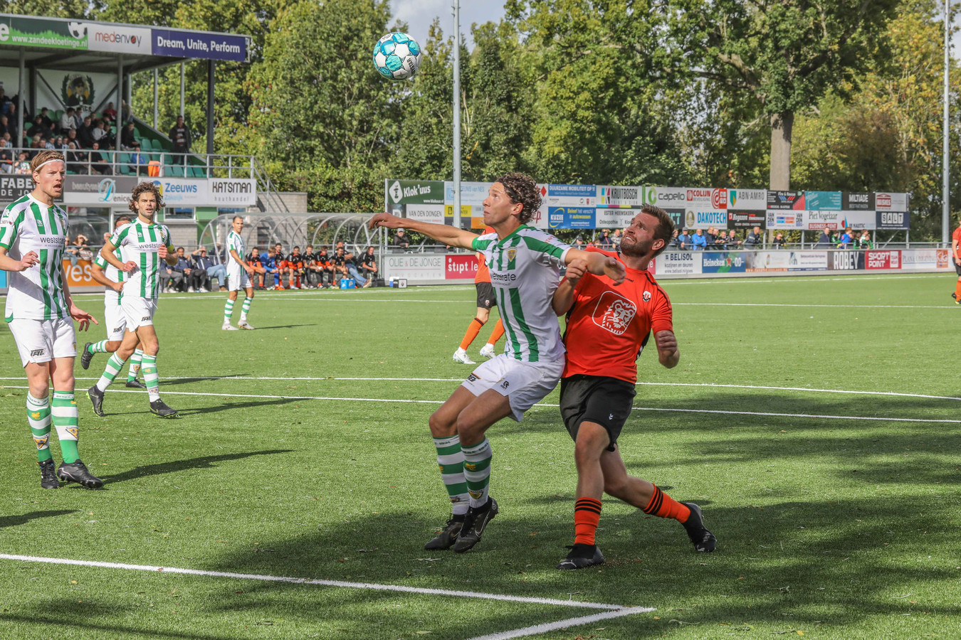 Koen Plank onderkent het gevaar voor Kloetinge in de wedstrijd tegen Jodan Boys en kopt terug op de keeper.