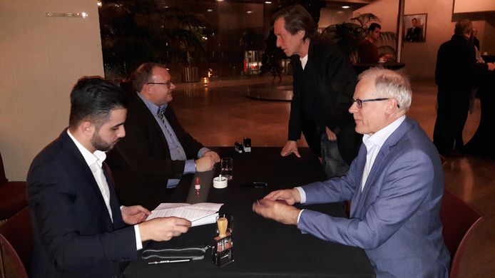 Twee ambtenaren zaten gisteravond klaar om kandidaat-raadsleden te helpen bij hun VOG-aanvraag. Geheel rechts Rob Gordon, nummer 5 van het CDA, met naast hem Eddy de Beaumont, raadslid van Leefbaar Eindhoven.