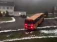 VIDEO: Schrik slaat toe wanneer bus vol kinderen achteruit van bevroren helling schuift