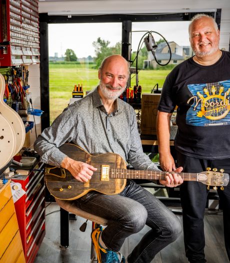 Jos en Dick bouwden gitaar van een whiskyvat: ‘Bij het zagen róók je de whisky nog, heerlijk’