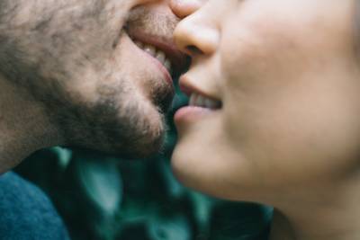 VIDEO. Wat maakt een kus de perfecte kus? “Weinig speeksel. We gaan het niet te slijmerig maken”