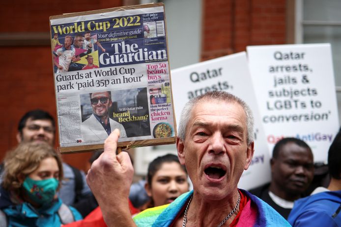 Beeld van een protest rond het WK in Qatar zaterdag aan de Qatarese ambassade in Londen.