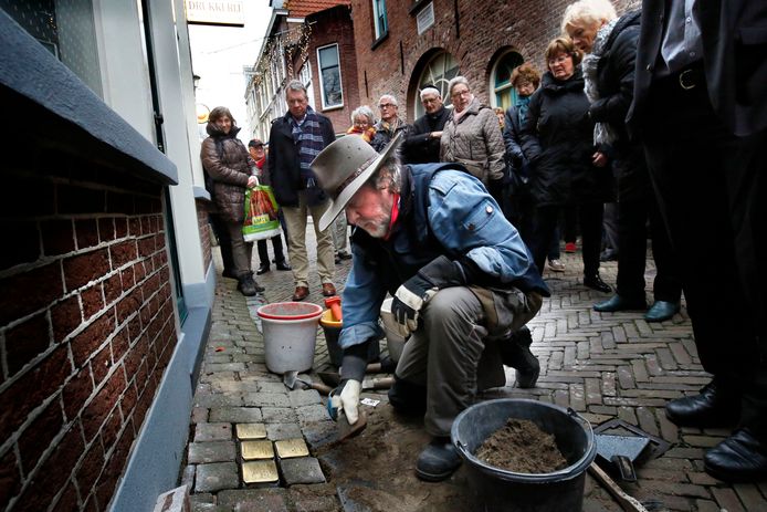 De Duitse kunstenaar Gunter Demnig plaatst struikelstenen in Gorinchem.