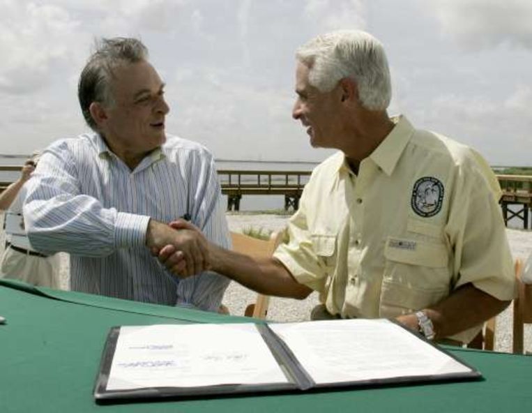 De gouverneur van Florida Charlie Crist (R) en de CEO van US Sugars Robert Buker. Beeld UNKNOWN