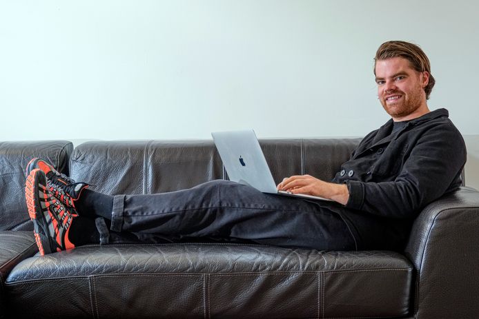 Van ondernemer Thijs Verheul (29) komt binnenkort zijn boek 'Voor hoeveel heb je het verkocht?' uit. Hij was een van de oprichters van United Wardrobe, dat verkocht is aan Vinted.  Naar verluidt is hij nu miljonair.