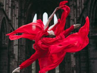 Charlotte (24) uit Aalst wint fotowedstrijd met sierlijke rode ballerina
