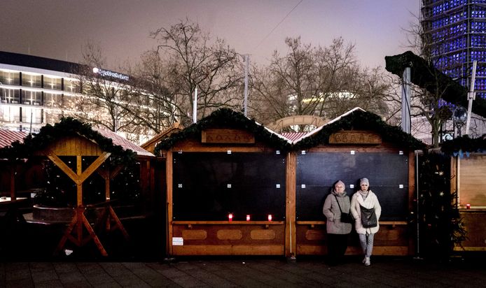Inwoners hielden vorig jaar een moment stilte in de buurt van de plek waar een vrachtwagen inreed op een kerstmarkt in Berlijn.