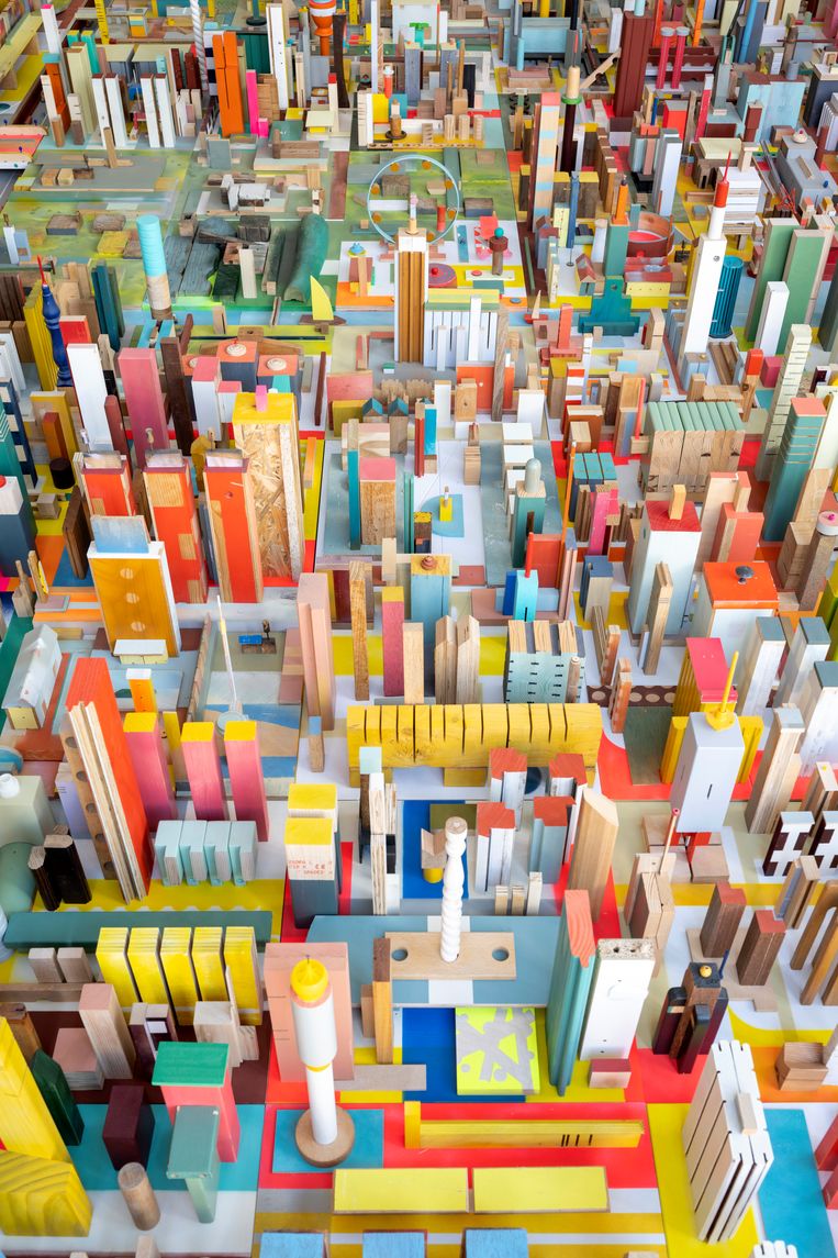 Centerpiece van de tentoonstelling is Playful Connect-city, een enorme maquette van honderden gekleurde blokjes die samen een vrolijke metropool vormen. Beeld Eddy Wenting