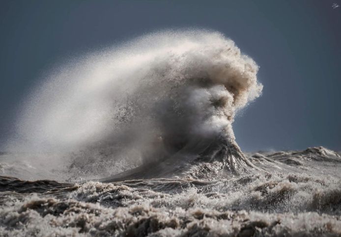 Het opmerkelijke beeld van de Canadese fotograaf Cody Evans. De golf op de foto lijkt het "gezicht van Poseidon” te hebben.