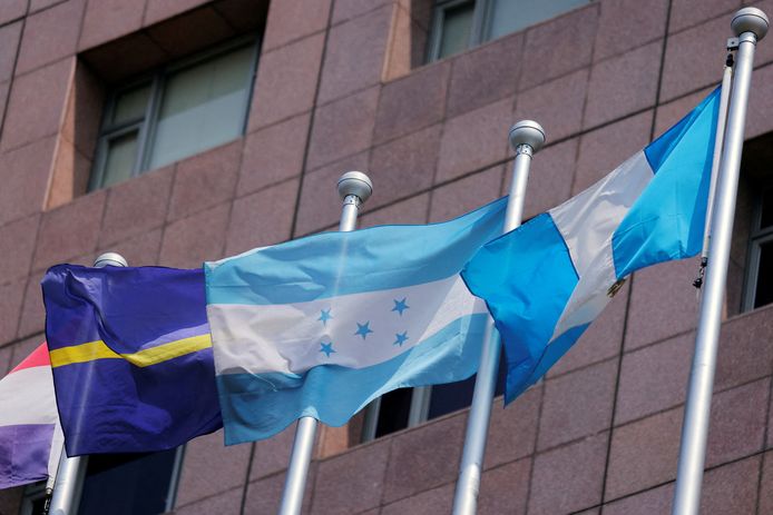 De vlag van Honduras bij de ambassade in Taiwan. De vlag zou zondag zijn weggehaald, zo meldt Reuters.