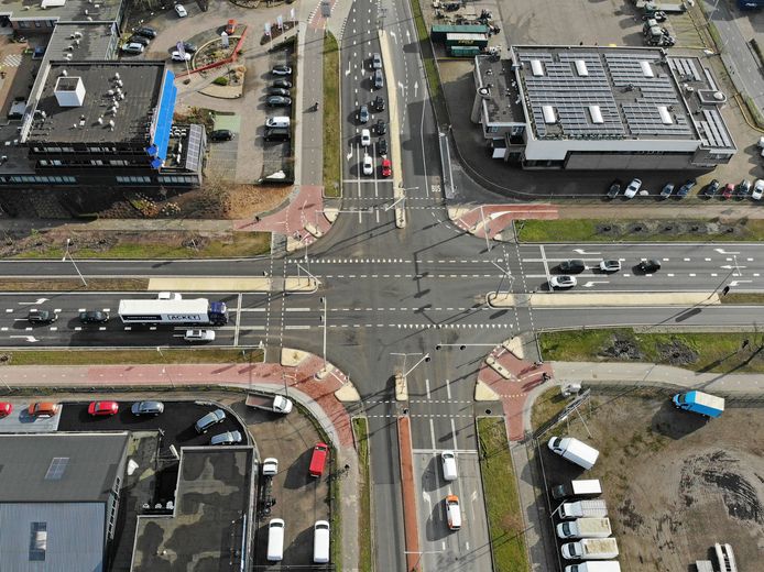 De kruising Plesmanweg/Bleskolksingel van bovenaf. De diagonale fietsoversteekroutes zijn goed zichtbaar.